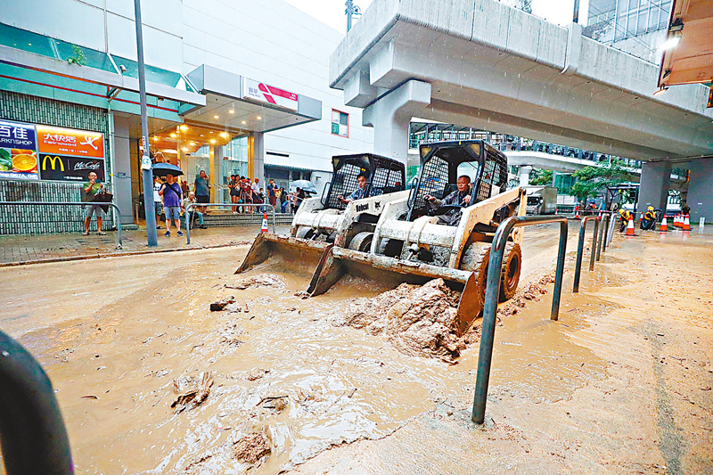 ◆9月8日，工作人員在柴灣清理路面淤泥。香港文匯報記者萬霜靈  攝