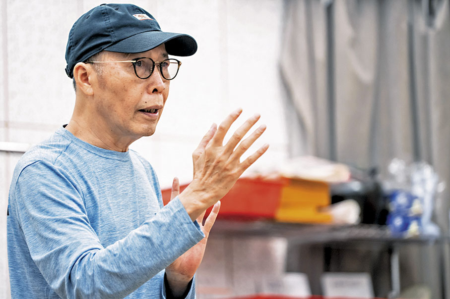 ◆導演潘惠森指導演員排練。  攝影： Carmen So