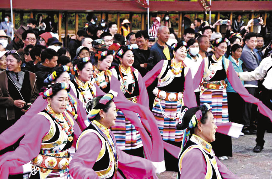 ◆藏族廣場舞鍋莊舞。 作者供圖