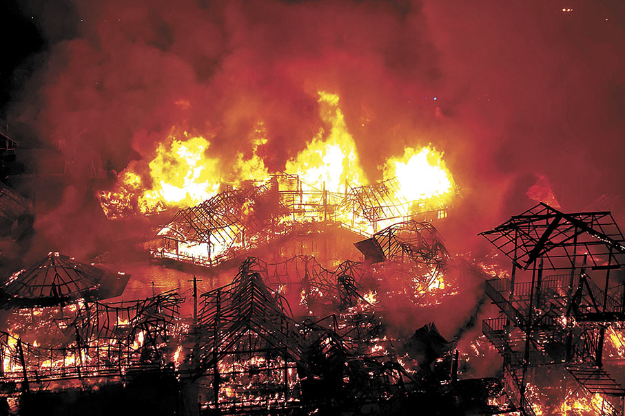 ◆火災現場火勢猛烈，商舖變成火海。 新華社