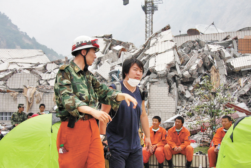 ◆香港文匯報記者鄭海龍在汶川地震中心映秀鎮實地採訪消防兵。