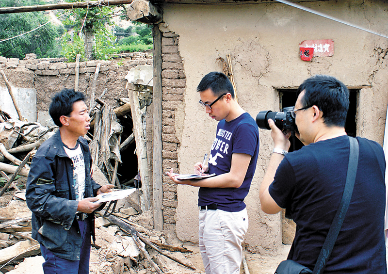 ◆2013年甘肅6.6級地震，香港文匯報記者在受災群眾家中採訪。