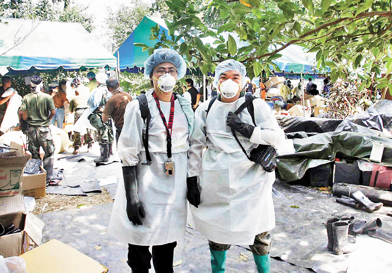 ◆2004年南亞海嘯，穿上保護衣的葉傲冬(左)出發到布吉及寇立實地採訪。 資料圖片