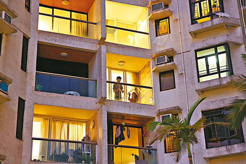 ◆杏花邨風暴前夕，鄧偉明攝下一家庭為颱風作準備。 資料圖片