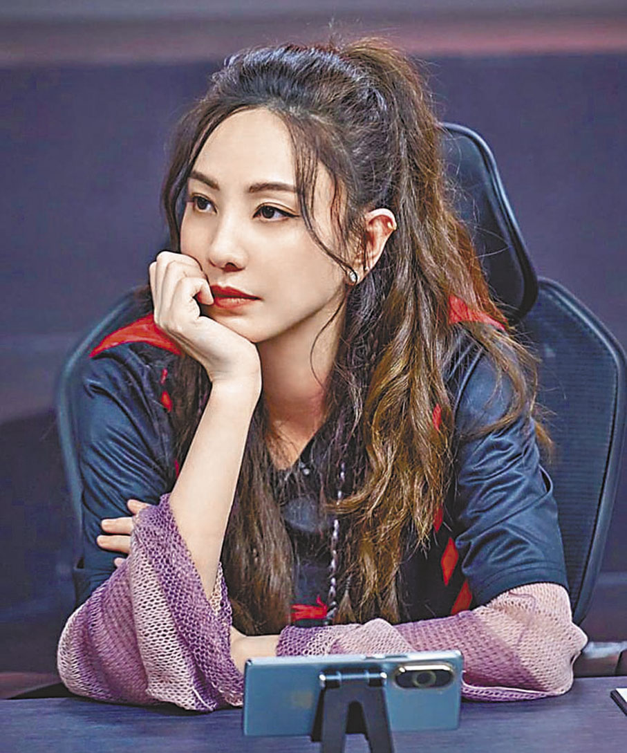 ◆鄭希怡前晚在黑雨期間駕駛。  資料圖片