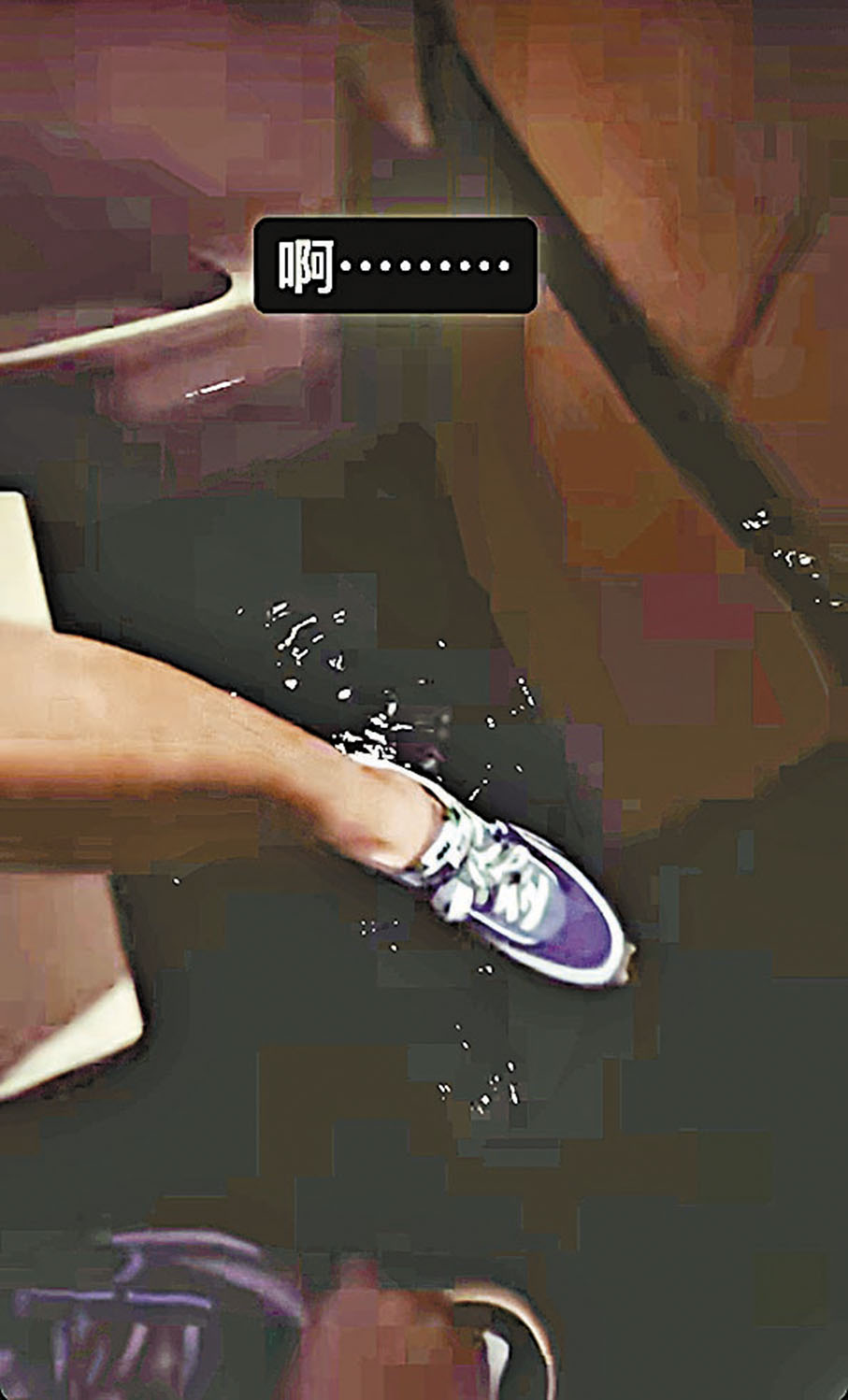 ◆鄭希怡展示車內水位足以浸腳。