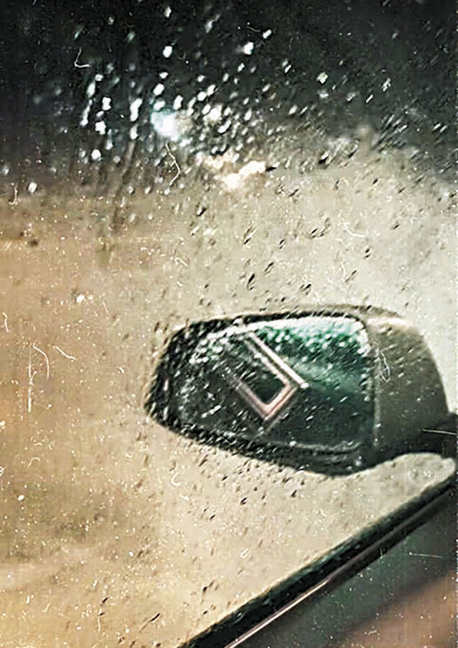 ◆祖兒座駕經過時，兩旁翻起不少「海浪」。