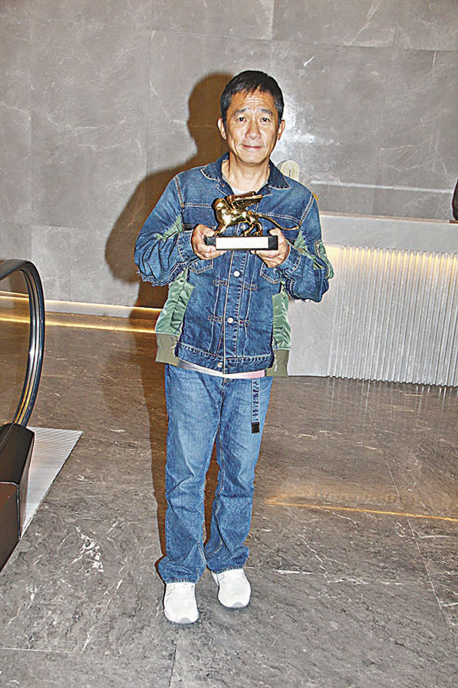 ◆梁朝偉榮獲「終身成就金獅獎」，謙稱榮耀歸功團隊。