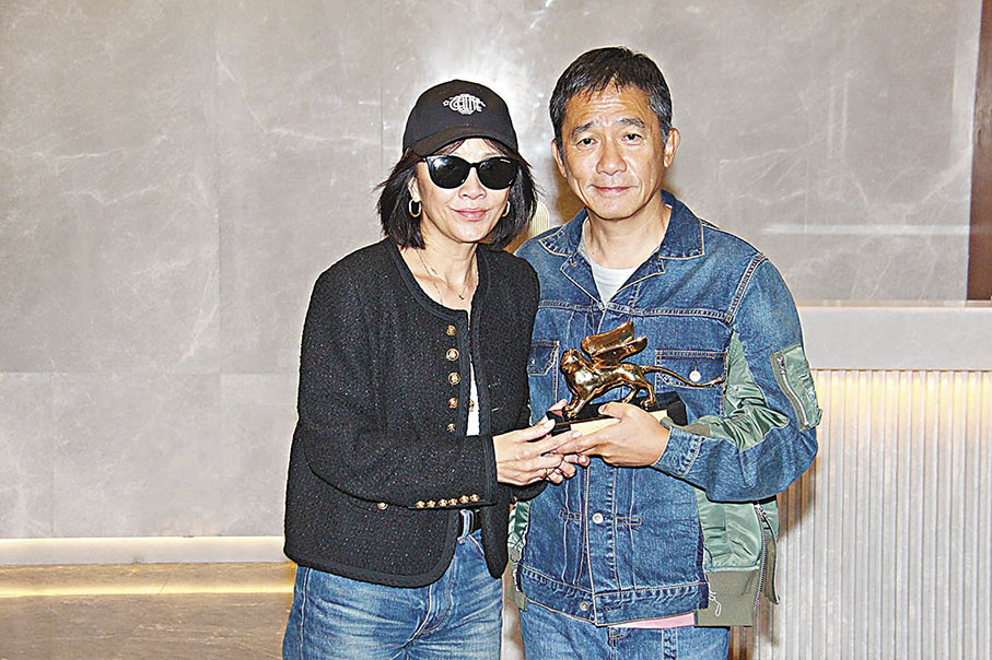 ◆梁朝偉與太太劉嘉玲昨日飛抵香港。