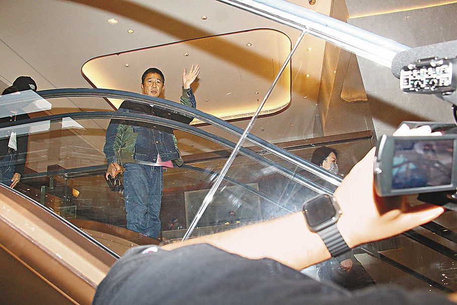 ◆梁朝偉心情靚靚地向傳媒揮手打招呼。