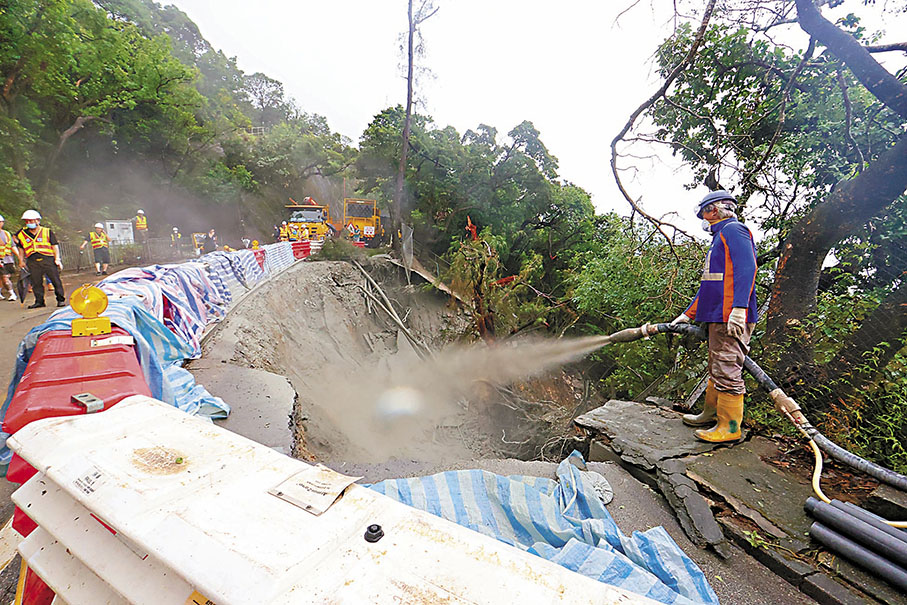◆區內對外道路塌陷。 香港文匯報記者劉友光 攝