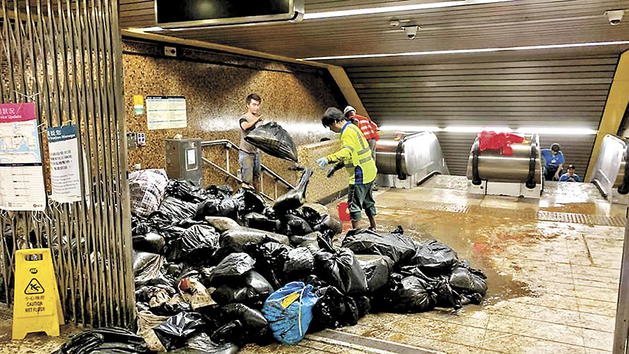 ◆ 清潔工和港鐵人員在污水與泥濘中通宵清潔和搶修。