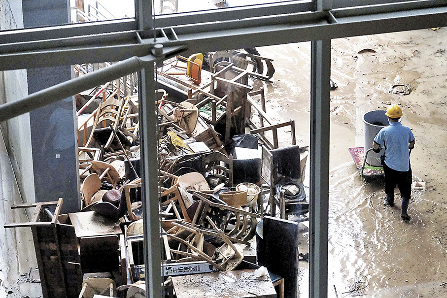 ◆ 黃大仙中心北館仍有大量垃圾未清理。 香港文匯報記者涂穴  攝