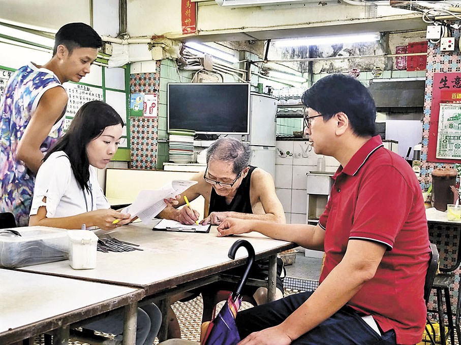◆ 鄧家彪昨日再挨家逐戶了解受影響住戶的需要，派發有關慈善基金的申請表格。 鄧家彪Fb圖片