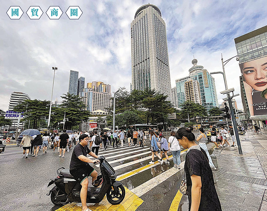 ◆深圳國貿商圈恢復營業，細雨下民眾出街度周末。  香港文匯報記者李望賢 攝