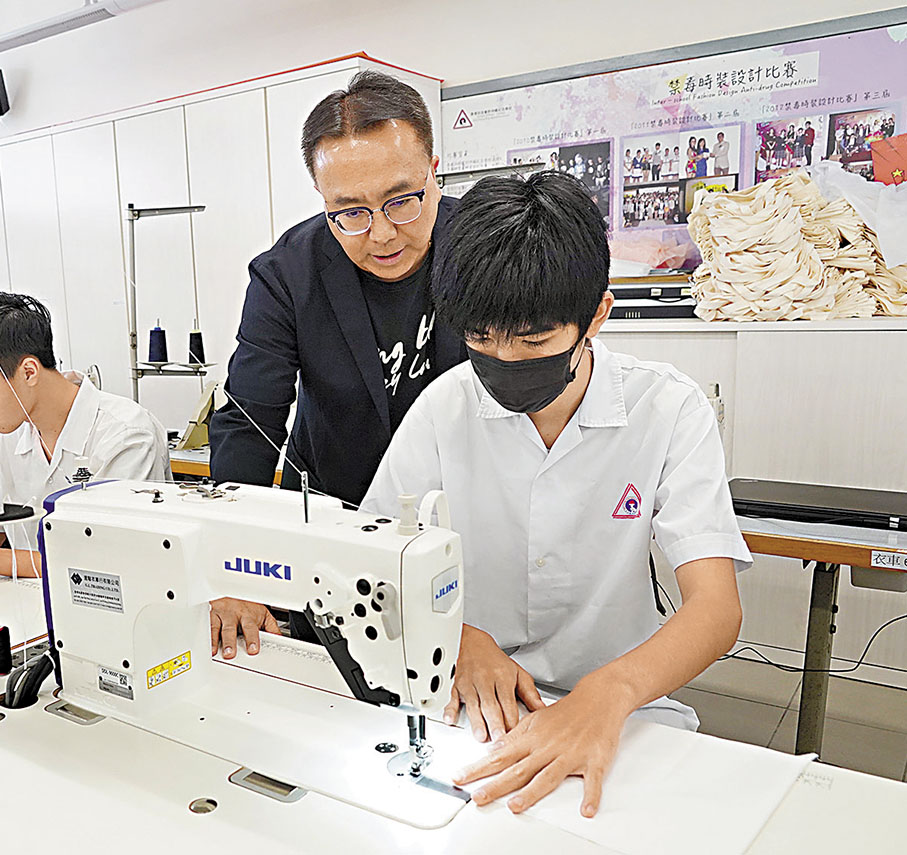 ◆吳偉廉向學生傳授時裝設計。 香港文匯報 記者曾興偉  攝