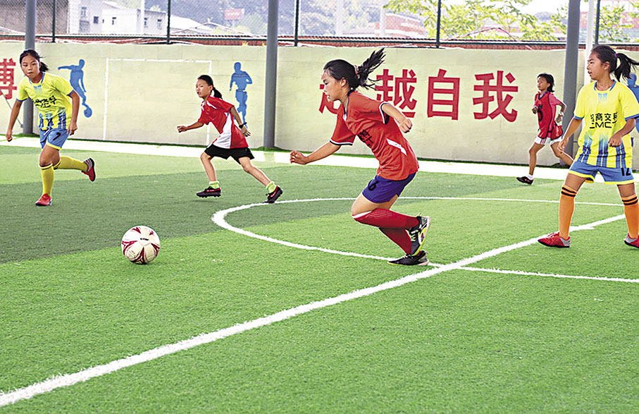 ◆去年年底，三河小學有了新的草坪球場。圖為三河小學校隊正在新球場上訓練。    香港文匯報重慶傳真
