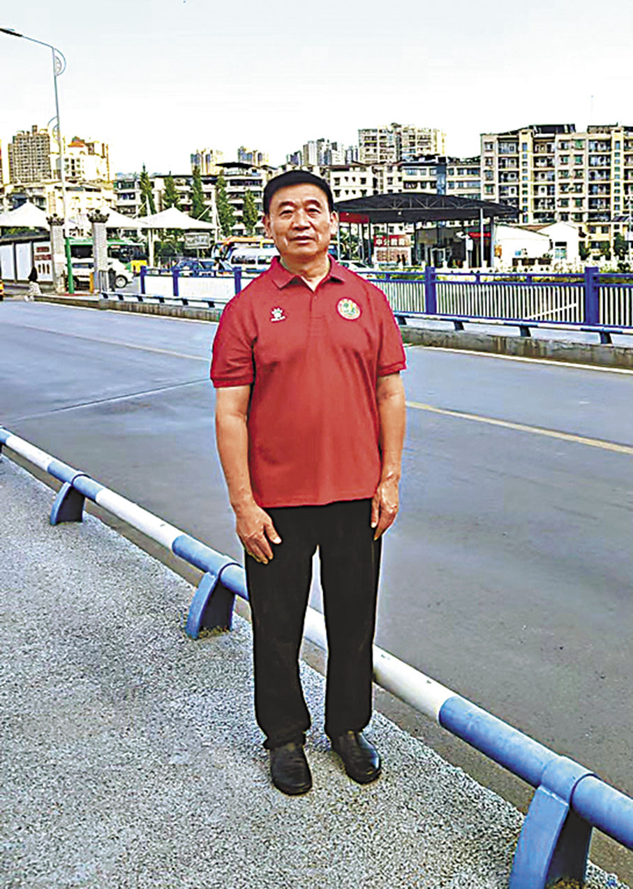 ◆今年61歲的孫曉鳴已經退休，但仍是三河小學的靈魂人物。 香港文匯報記者孟冰  攝