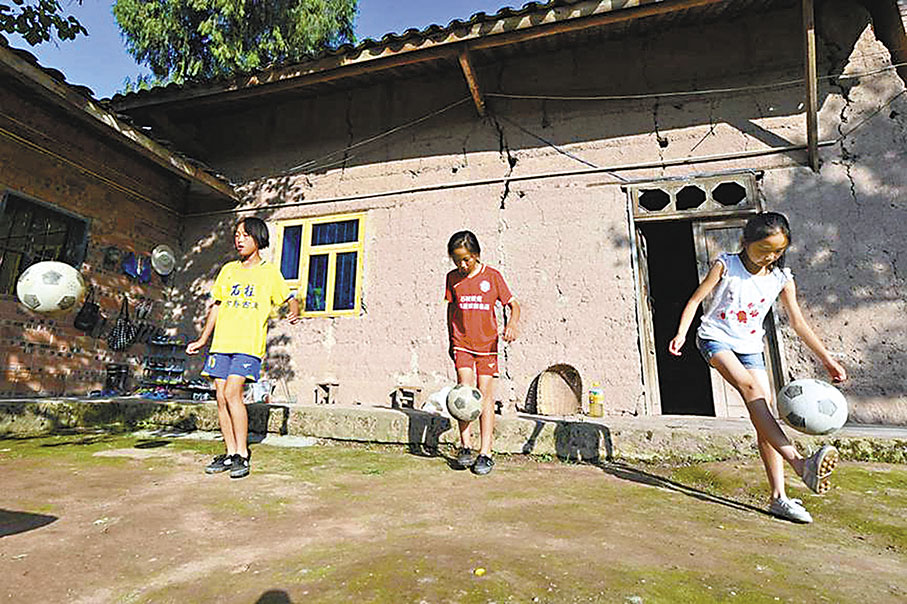 ◆十年前三河小學剛剛提出打造女足隊，彼時孩子們只能在水泥地練球。 資料圖片