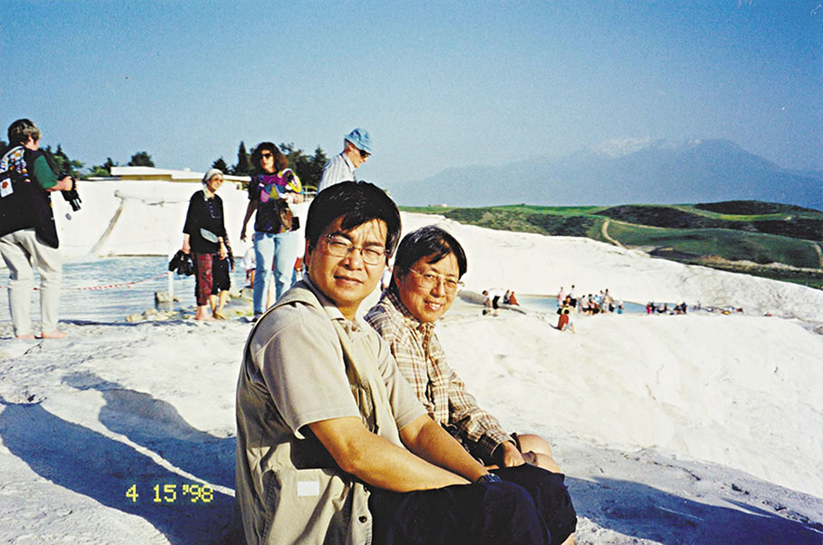 ◆何福仁與西西於1998年同遊土耳其棉花堡。