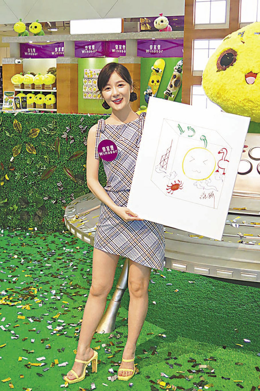 ◆ 徐嬌展示其畫作。