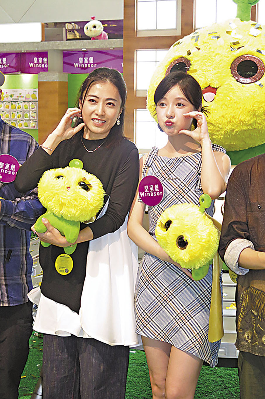 ◆ 徐嬌與甘比出席主持揭幕儀式，更一起可愛比心。