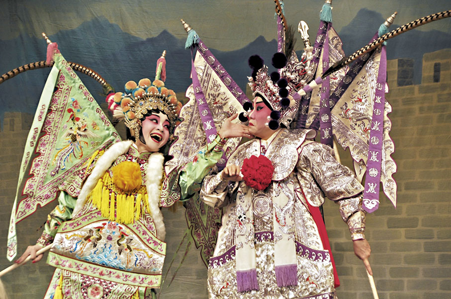 ◆藝青雲和梁燕飛合演《樊梨花三戲薛丁山》的武場戲，二人對打招式不是奪命那種，是耍花槍。