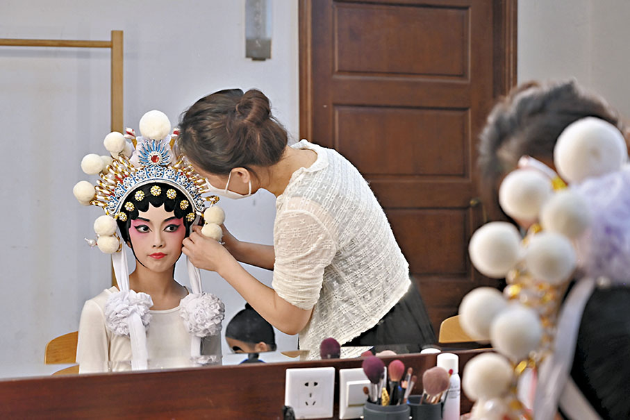 ◆來自澳門的學員在表演前整理妝容。