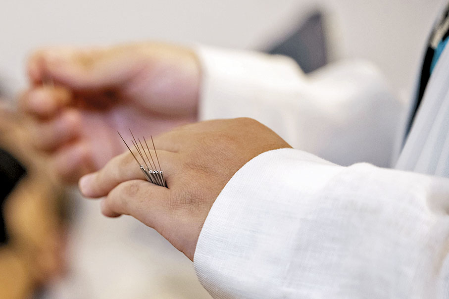 ◆中醫通過觸診發現的痛點，在「阿是穴」上進行針炙，對痛症更能精準醫治。