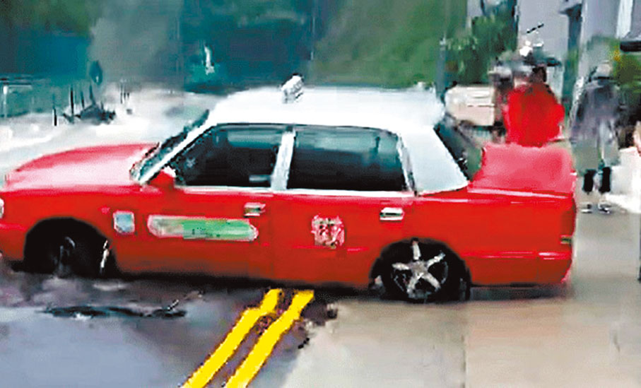 ◆連城道黃雨期間發生路陷困的士。 網上圖片