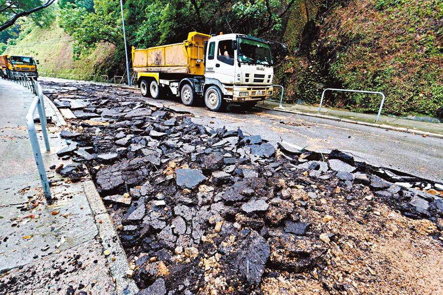 ◆連城道路陷。 香港文匯報記者劉友光  攝