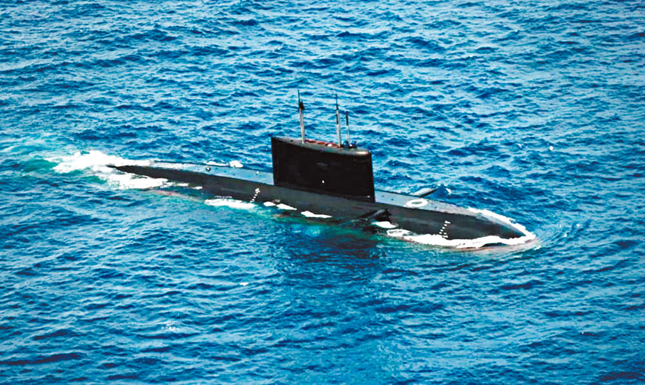 ◆南部戰區海軍編隊艦艇輾轉多個海區，擇機圍繞對潛作戰、輕武器射擊、艦載直升機起降等課目展開專攻精練。 網上圖片