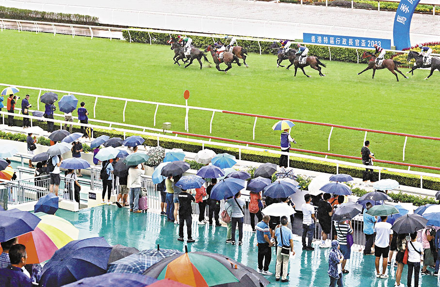 ◆香港新賽馬季昨日於香港沙田馬場開鑼。開鑼當天,大批馬迷和遊客進場觀賽,現場氣氛熱烈。 香港文匯報記者郭木又 攝
