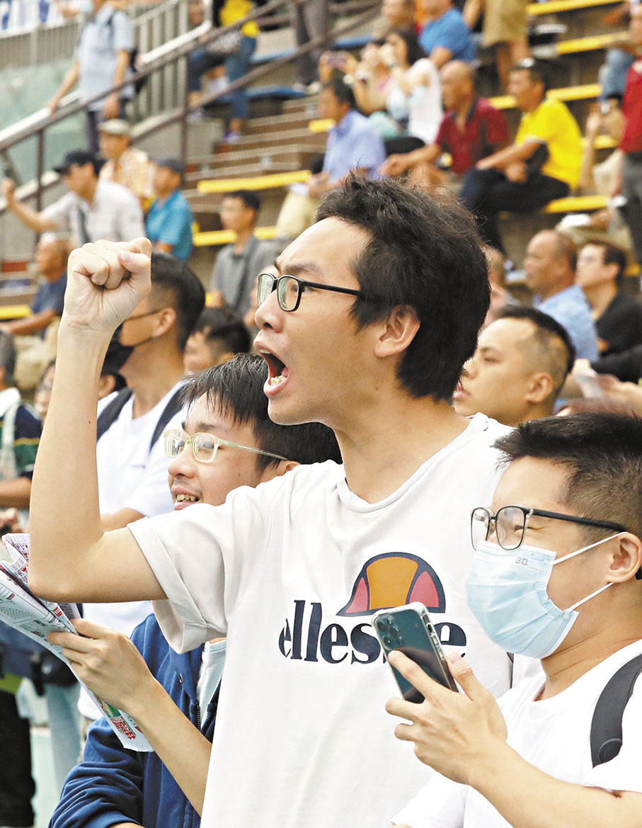 ◆馬迷現場觀戰,表情肉緊。 香港文匯報 記者 郭木又 攝