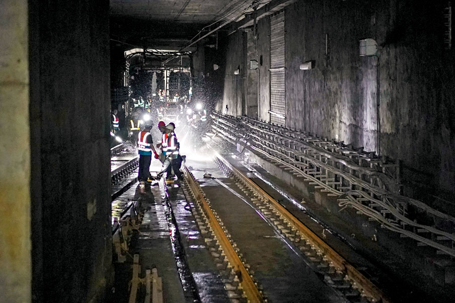 ◆深圳地鐵羅湖站工作人員正在清洗地鐵軌道。香港文匯報深圳傳真