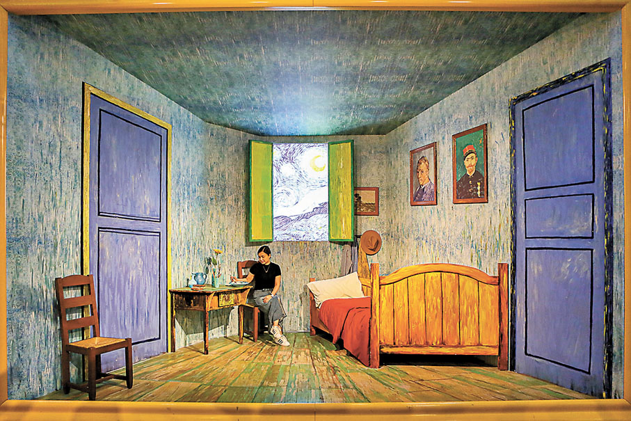 ◆參觀者在「梵高再現」光影展上拍照留念。