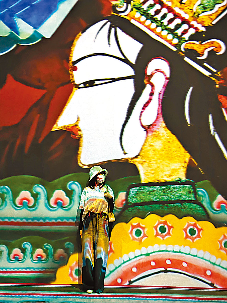 ◆參觀者可以在展覽中與「皮影」合照。