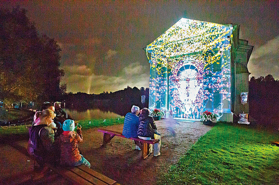 ◆民眾在加特契納宮觀賞燈光秀。