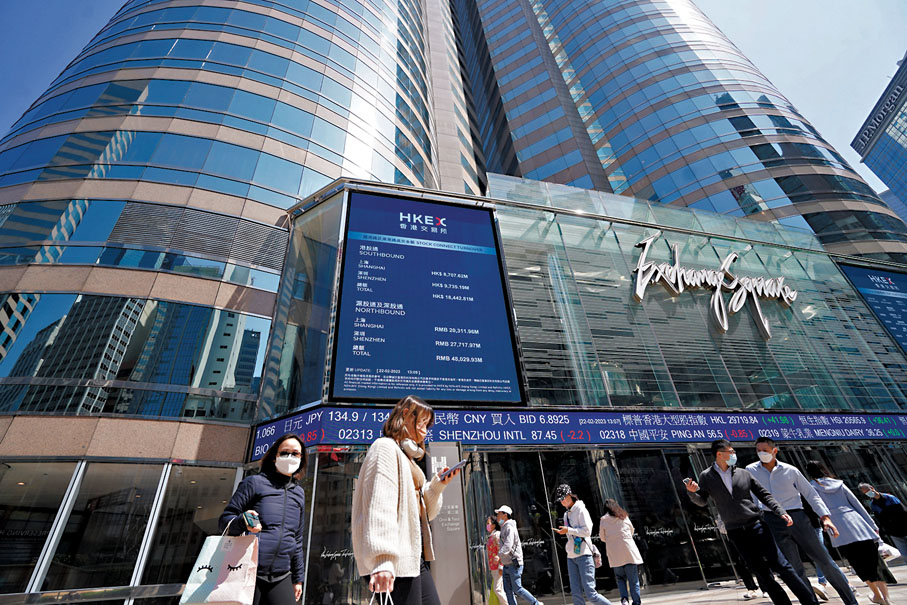 ◆恒指於8月22日見近期低位17,573點。相較其他主要股市指數，恒指上月表現再度敬陪末座。資料圖片