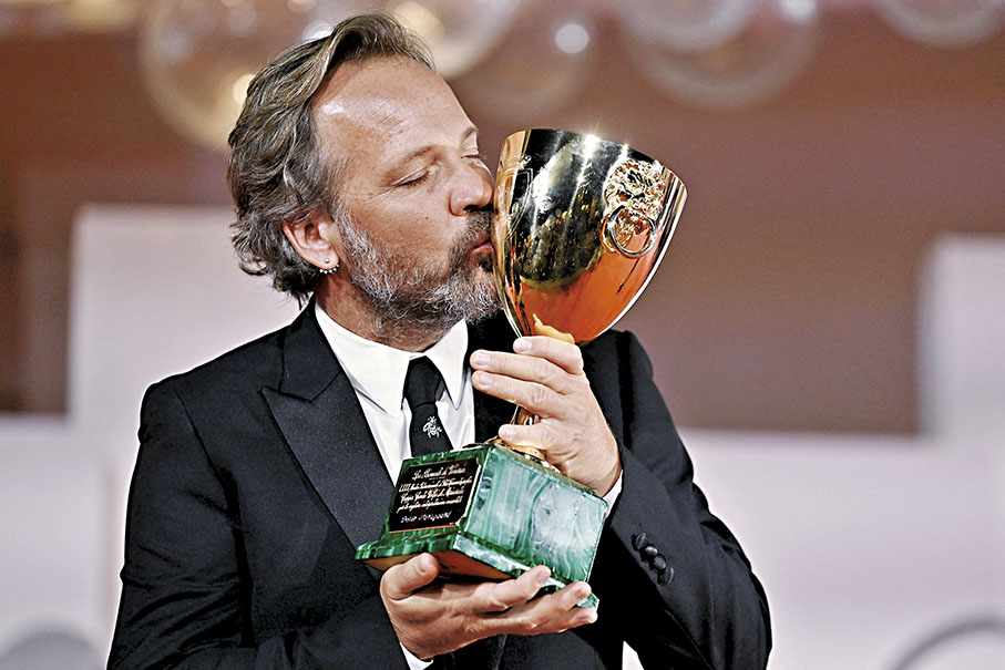 ◆出爐影帝Peter Sarsgaard親吻獎盃。  法新社
