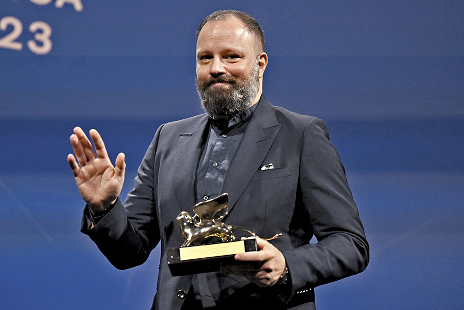 ◆導演Yorgos 代表《Poor Things》領金獅獎。  法新社