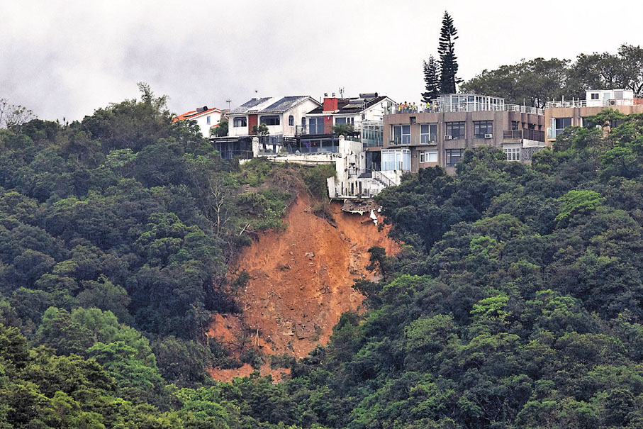 ◆西貢甘澍路山泥傾瀉，「東桂」一幢獨立屋頓成危樓，並懷疑花園屬僭建。