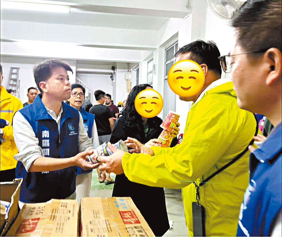 ◆ 南區關愛隊為石澳居民送上應急物資。