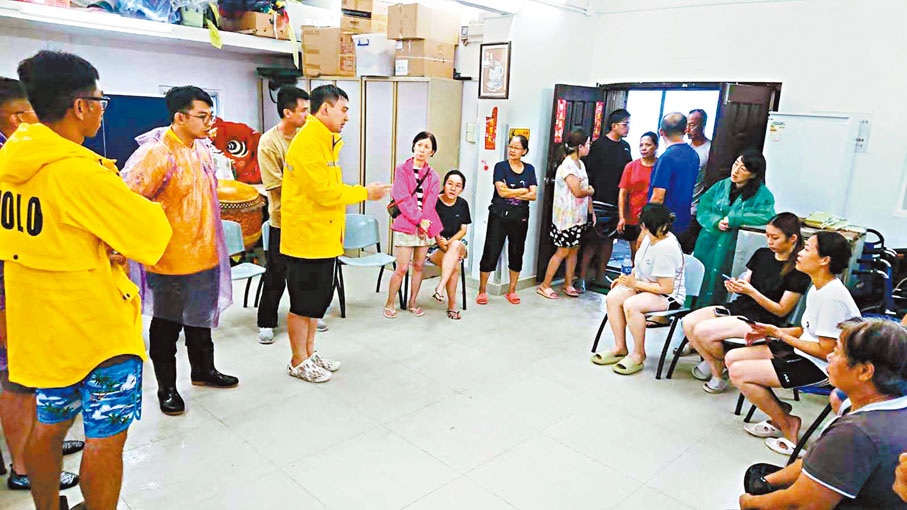 ◆ 梁進到石澳與居民商討撤離方案。