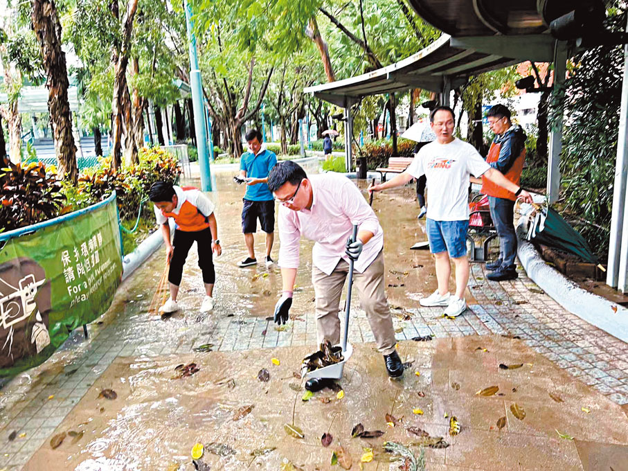 ◆ 堅尼地城卑路乍灣公園渠淤塞導致嚴重水浸等災情。