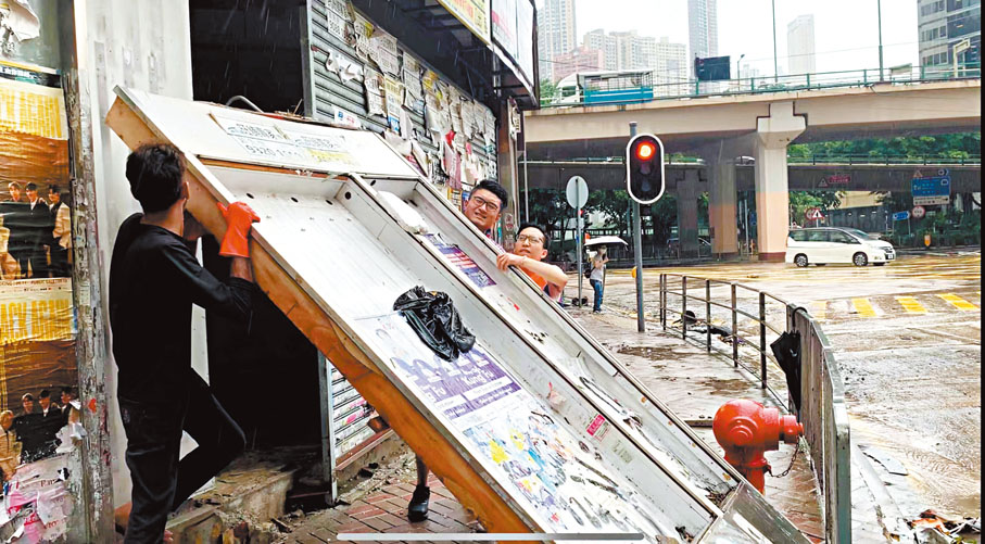 ◆ 穆家駿、陳志興到愛群、大佛口與少數族裔工人一同清理倒下的路牌。