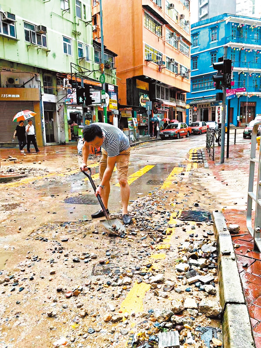 ◆ 社區幹事黃守東組織居民，組成多個小分隊到場用鐵鏟清理路面。