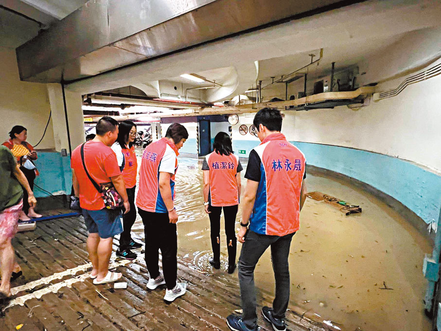 ◆ 民建聯東區支部團隊聯絡渠務署和領展解決柴灣環翠邨地下停車場水浸問題。