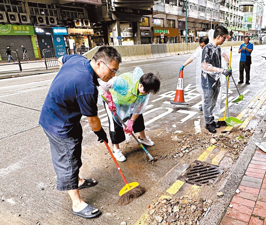 ◆ 港島聯北鰂地委會主席李莉，東區區議員阮建中，社區幹事洪連杉、賴暖新等帶領義工連日展開清理街道行動。