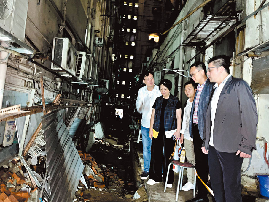 ◆ 港島聯北鰂地委會跟進多幢舊樓塌簷篷、爆屎渠。